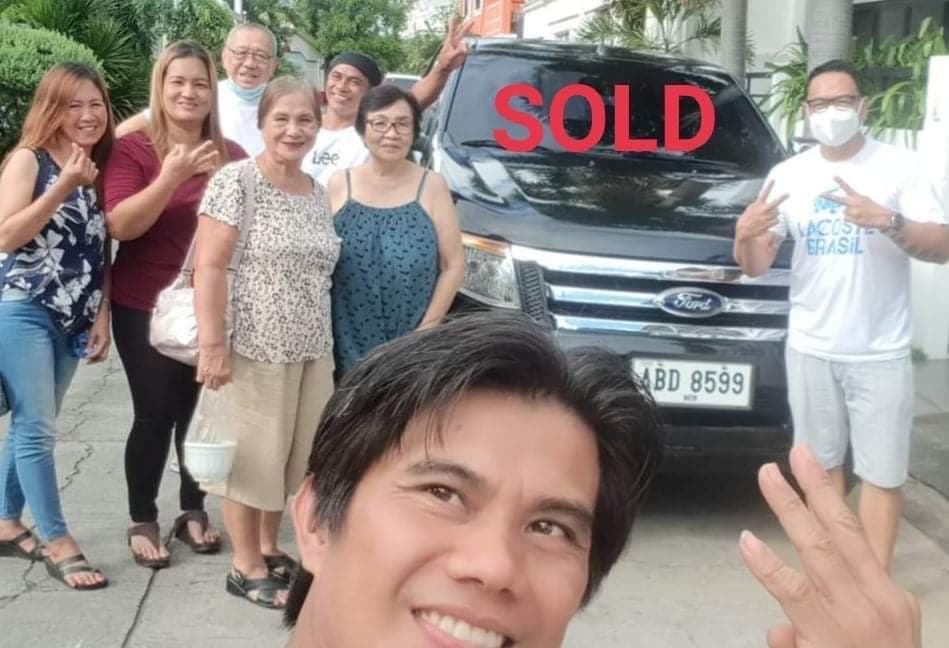 Black Ford Everest photo