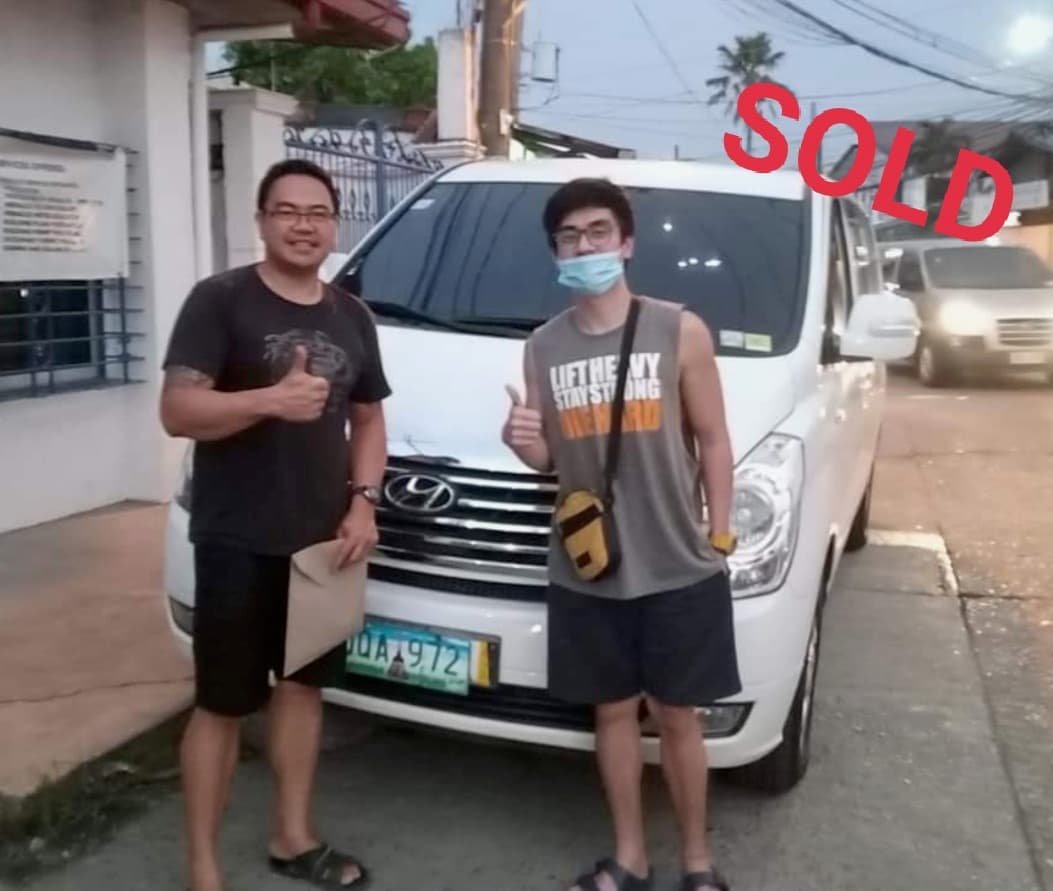 White Toyota Innova photo