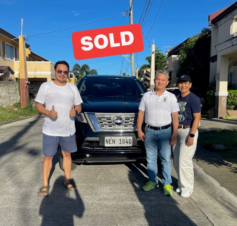 Black Nissan Navara photo