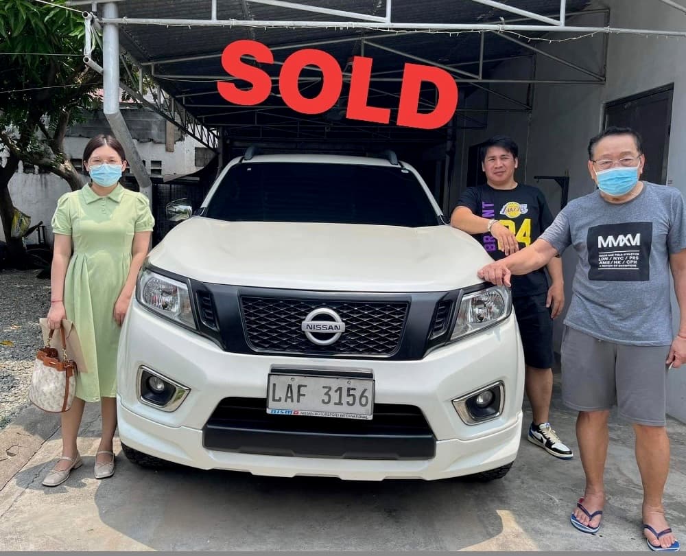 White Nissan Navara photo