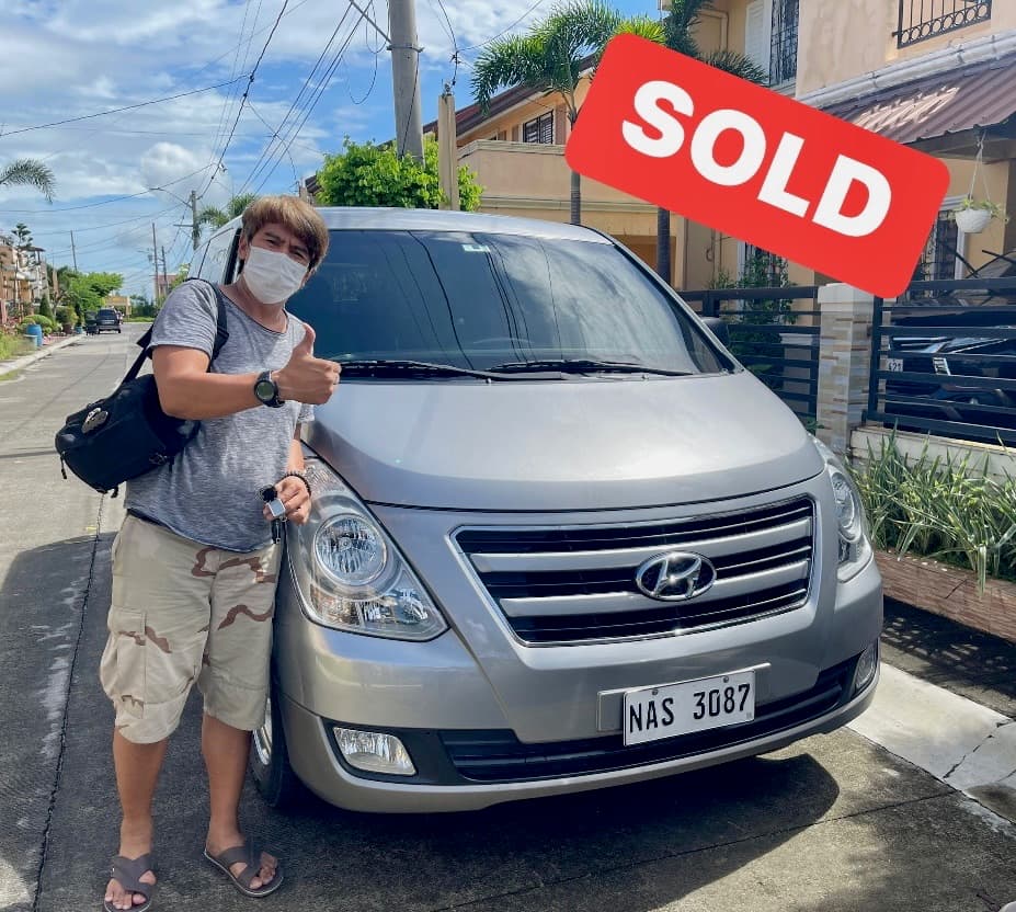 Gray Hyundai Grand Starex photo